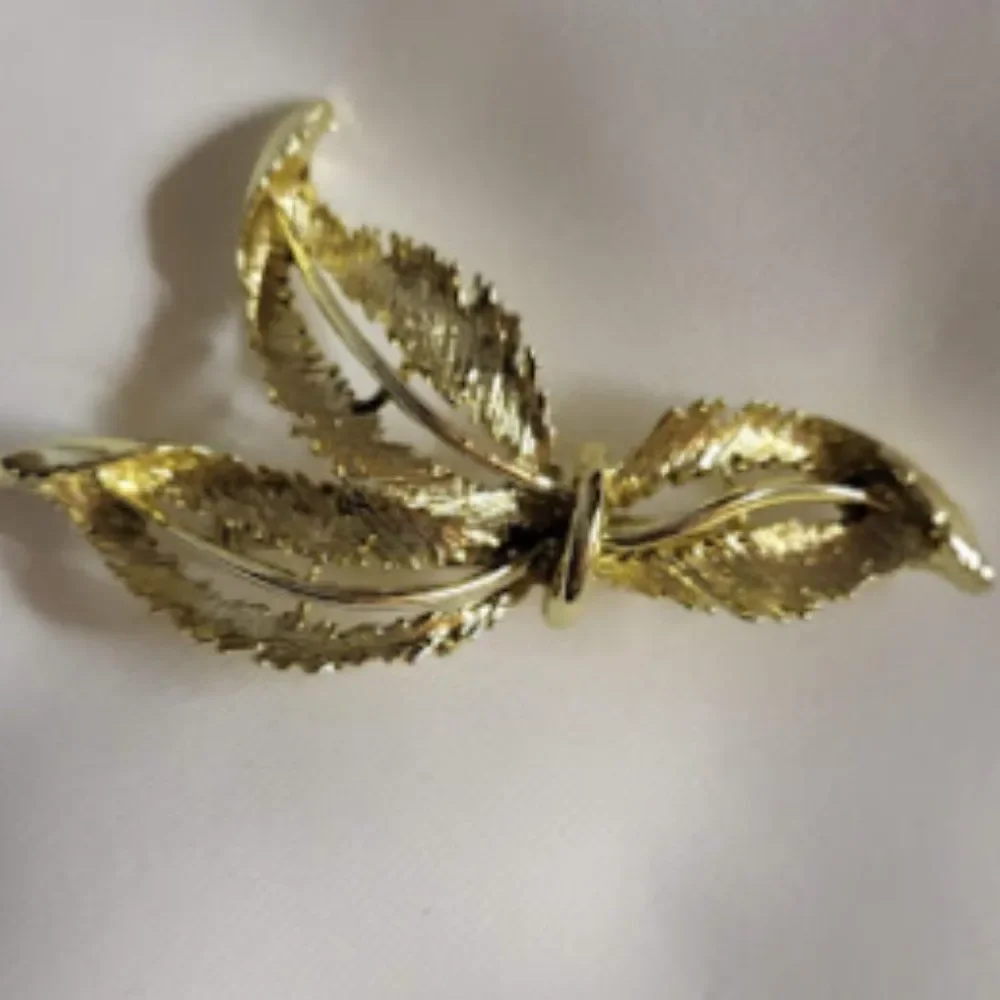 Gold Vintage Leaf Brooch EUC